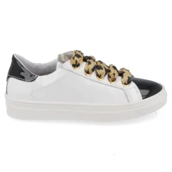 sneakers wit