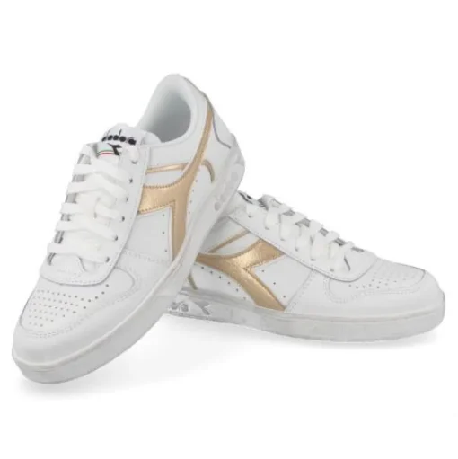 sneakers wit