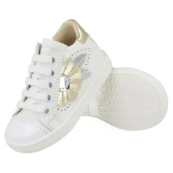 sneakers wit