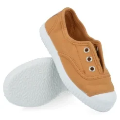 sport-en speelschoenen oker